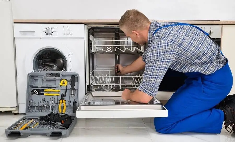 Güzelbahçe Sunny servisi teknisyen ekibi beyaz eşya tamiri yaparken